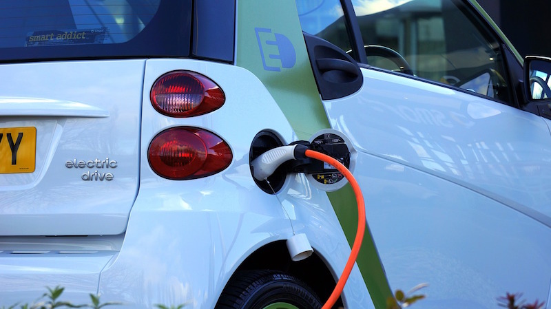 Unione Europea e auto elettriche: colonnine nelle abitazioni dal 2019