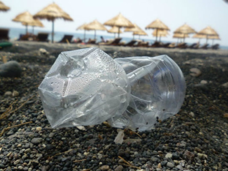 Plastica, primo nemico delle spiagge italiane