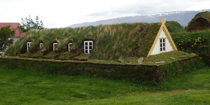 Turf House e bioedilizia: i tetti verdi islandesi candidati a Patrimonio dell’Unesco
