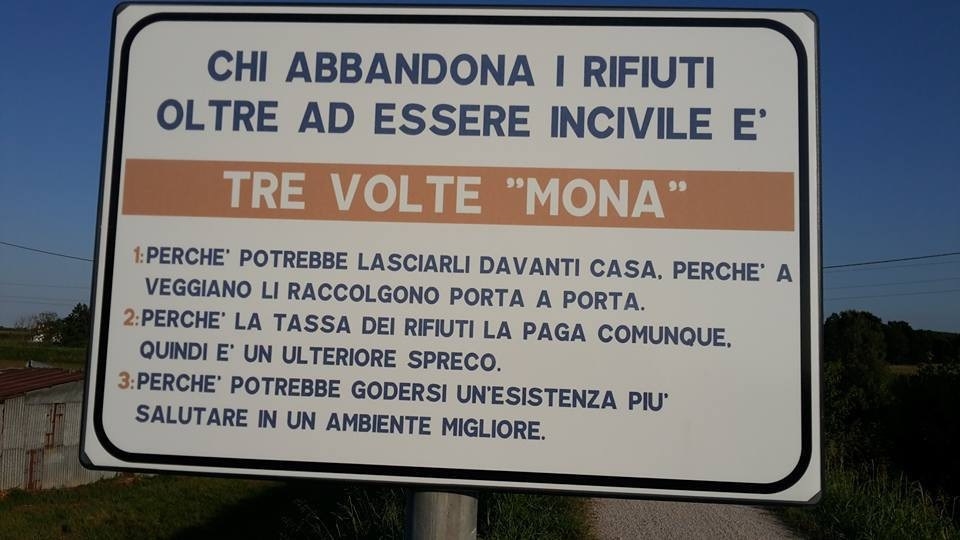 Un cartello singolare per sensibilizzare alla cura dell’ambiente