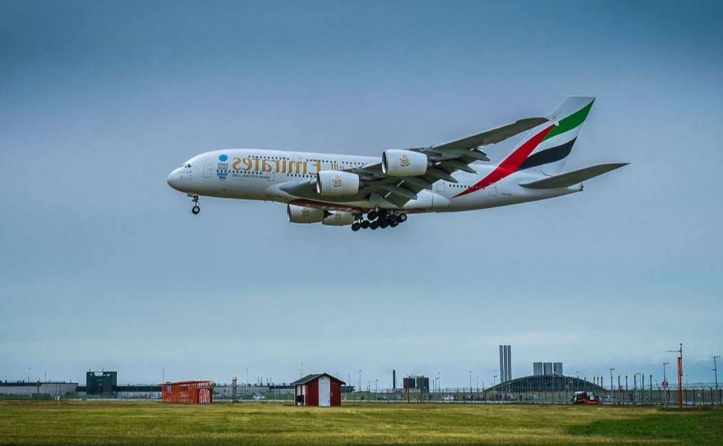 Carburante aereo, l’UE rassicura sui voli estivi: “Nessuna carenza, ma la crisi di Hormuz costa 24 miliardi”